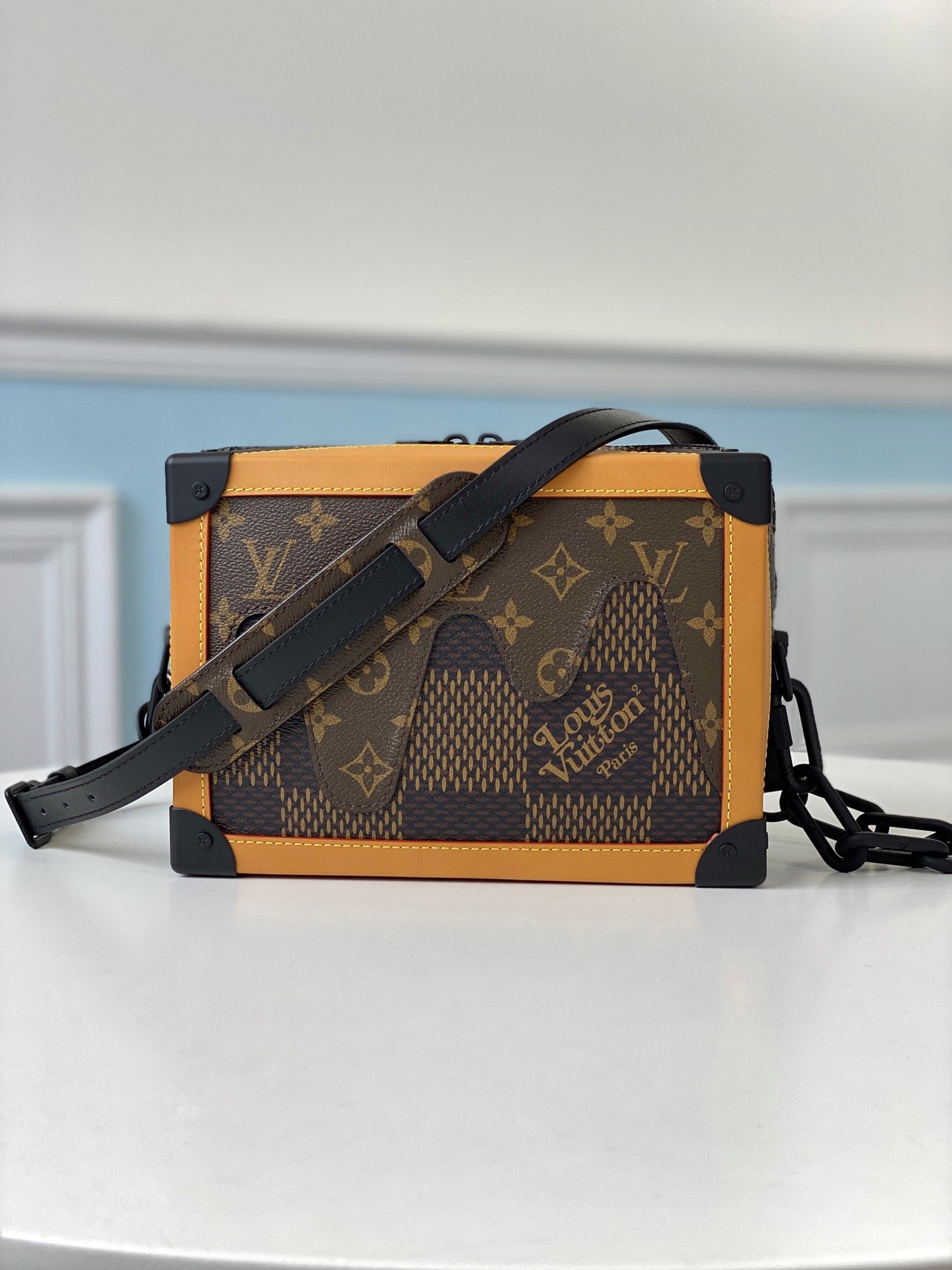 l0*is V*t0n soft trunk-25x17x9.5m